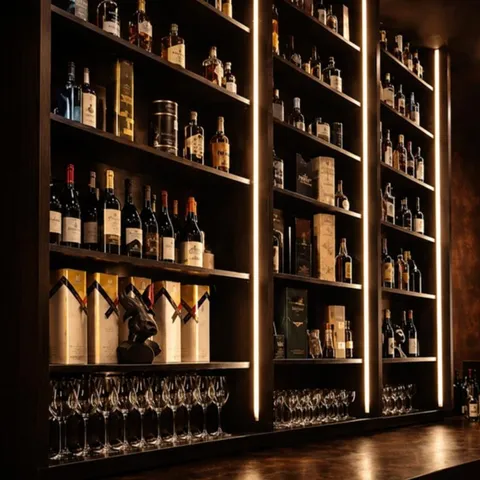 Tapas Bar in Kulmbach: beleuchtete Weinregale aus dunklem Holz