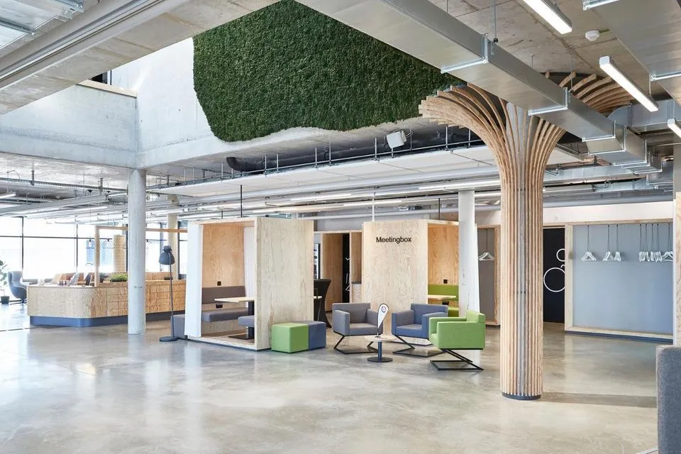 Offene Etage mit Holzstütze, Sitzboxen und Lounge im Digitalen Gründerzentrum Einstein1 in Hof