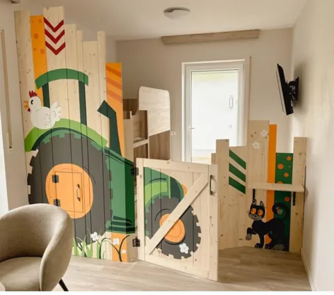 Familienzimmer mit gestalteter Holzwand